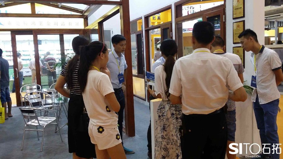 那么在展會現(xiàn)場我們應(yīng)該注意什么？